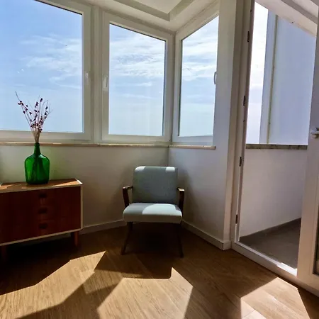 Peaceful & Panoramic Views Apartment,